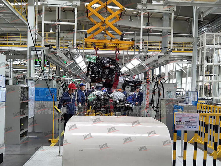 重型卡車(chē)發(fā)動(dòng)機(jī)上線